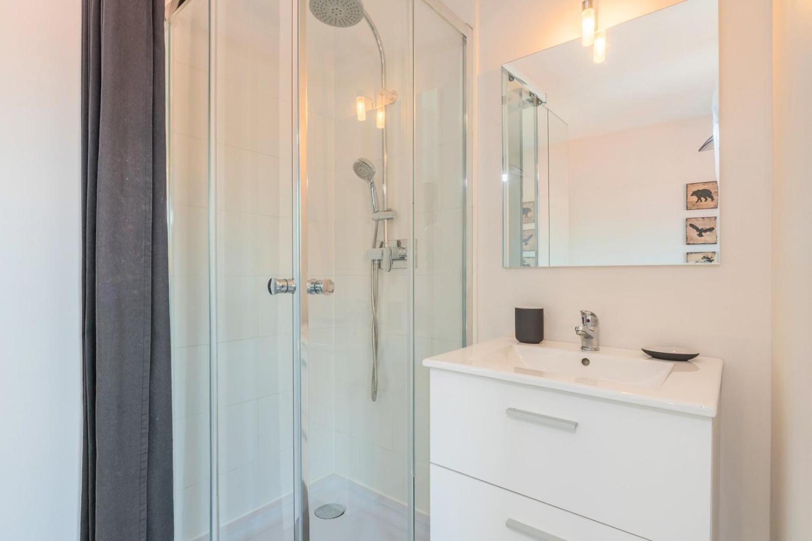 Apartment 4 Bedroom & 4 Bathroom House Close To Parc Barbieux Roubaix