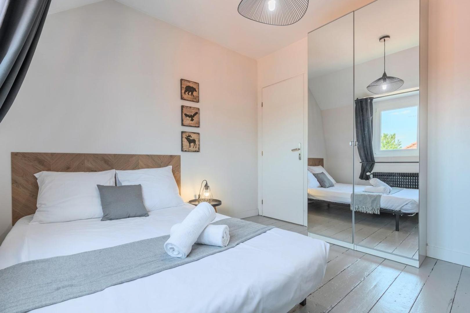 4 Bedroom & 4 Bathroom House Close To Parc Barbieux Apartment *